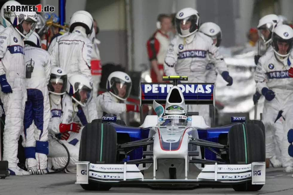 Ein kleiner Coup gelingt BMW. Eigentlich sind die Münchener zu Beginn der Saison 2009 nicht konkurrenzfähig, doch clevere Entscheidungen bei der Strategie sorgen dafür, dass Nick Heidfeld sich in Sepang plötzlich in der Spitzengruppe wiederfindet. Foto zur News: Ein kleiner Coup gelingt BMW. Eigentlich sind die Münchener zu Beginn der Saison 2009 nicht konkurrenzfähig, doch clevere Entscheidungen bei der Strategie sorgen dafür, dass Nick Heidfeld sich in Sepang plötzlich in der Spitzengruppe wiederfindet.