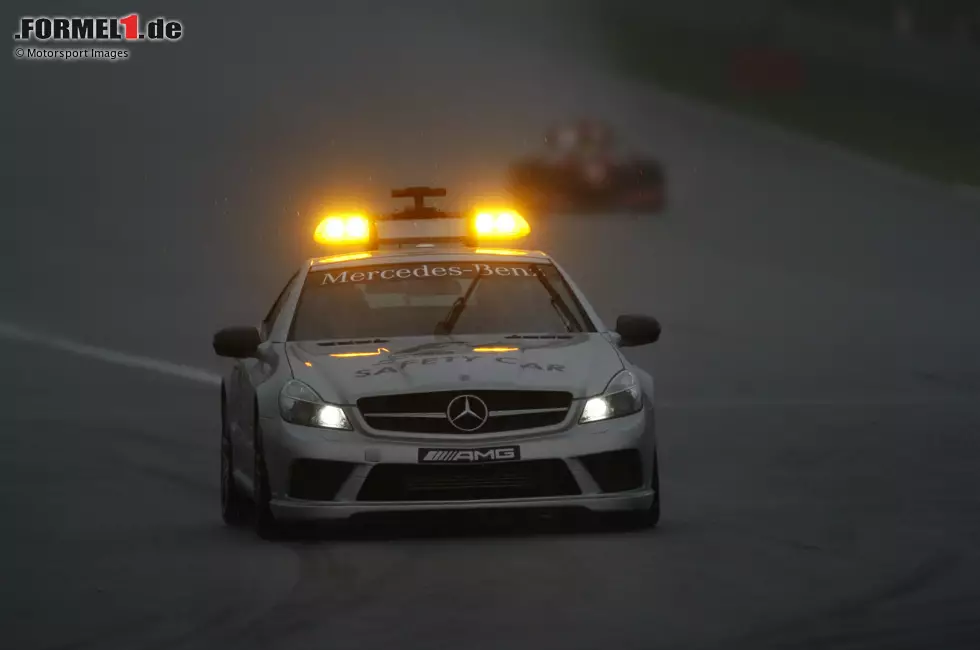 Kurz darauf schickt Rennleiter Charlie Whiting zunächst das Safety-Car raus, nur wenig später wird das Rennen mit der roten Flagge komplett unterbrochen. Die Bedingungen sind zu diesem Zeitpunkt nicht mehr fahrbar. Foto zur News: Kurz darauf schickt Rennleiter Charlie Whiting zunächst das Safety-Car raus, nur wenig später wird das Rennen mit der roten Flagge komplett unterbrochen. Die Bedingungen sind zu diesem Zeitpunkt nicht mehr fahrbar.