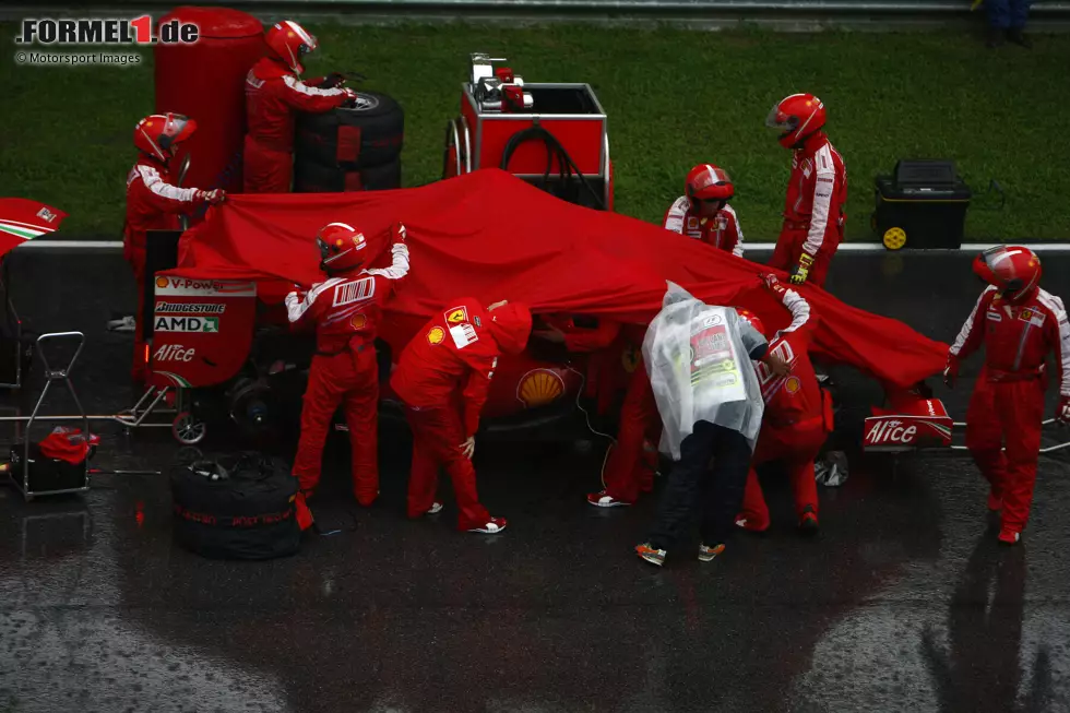 Ferrari wird derweil zum dritten Mal an diesem Wochenende zur Lachnummer. Während die Mechaniker auf Hochtouren daran arbeiten, Räikkönens Auto für den Neustart herzurichten, sitzt der Finne bereits umgezogen in der Box und isst ein Eis. Ihm hat wohl niemand gesagt, dass noch einmal gefahren werden könnte ... Foto zur News: Ferrari wird derweil zum dritten Mal an diesem Wochenende zur Lachnummer. Während die Mechaniker auf Hochtouren daran arbeiten, Räikkönens Auto für den Neustart herzurichten, sitzt der Finne bereits umgezogen in der Box und isst ein Eis. Ihm hat wohl niemand gesagt, dass noch einmal gefahren werden könnte ...