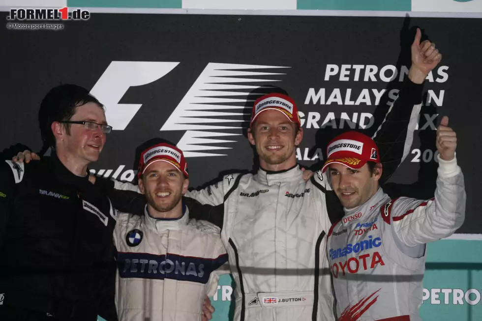 Jubel auch bei allen deutschen Formel-1-Fans: Mit Heidfeld und Glock stehen zwei deutsche Piloten auf dem Podium. Auch deshalb ein Bild für die Geschichtsbücher, weil es alle drei Teams 2010 in der Form nicht mehr geben wird. Brawn verkauft seinen Rennstall Ende des Jahres an Mercedes, Toyota und BMW ziehen sich aus der Formel 1 zurück. Foto zur News: Jubel auch bei allen deutschen Formel-1-Fans: Mit Heidfeld und Glock stehen zwei deutsche Piloten auf dem Podium. Auch deshalb ein Bild für die Geschichtsbücher, weil es alle drei Teams 2010 in der Form nicht mehr geben wird. Brawn verkauft seinen Rennstall Ende des Jahres an Mercedes, Toyota und BMW ziehen sich aus der Formel 1 zurück.