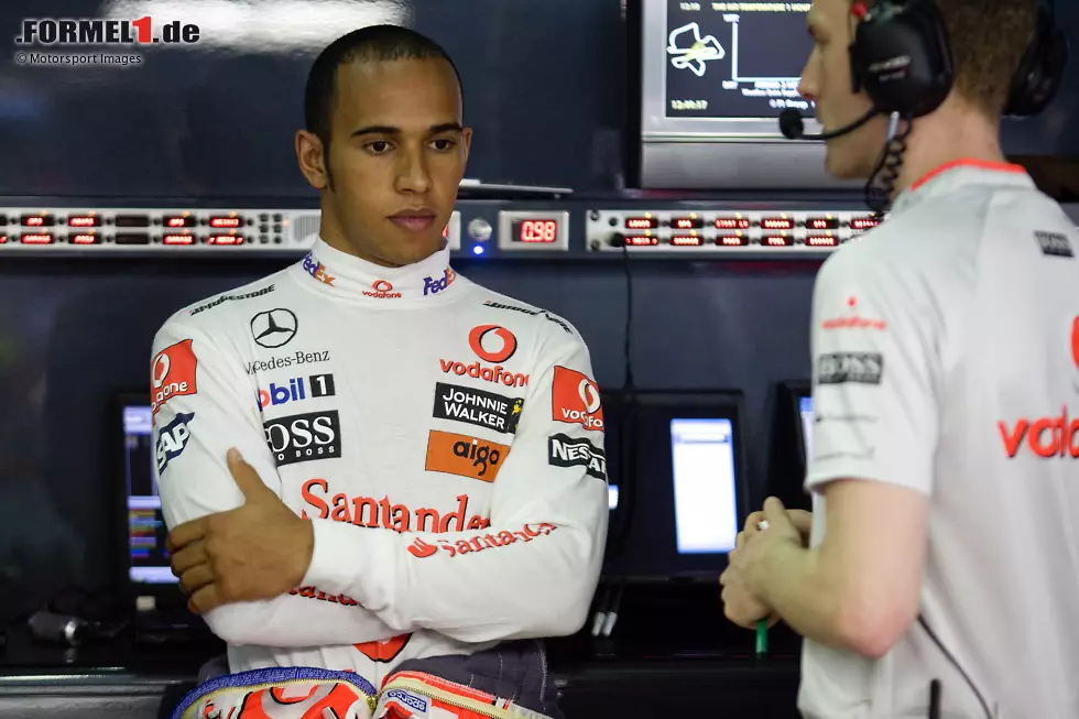 Einen katastrophalen Saisonstart erlebt neben Ferrari auch Weltmeister Lewis Hamilton im McLaren. Nachdem er in Australien disqualifiziert wurde, reicht es in Sepang als Siebter auch nur zu einem Zähler. Zudem hat der Ruf des Briten im Zuge der "Liegate"-Affäre stark gelitten. Foto zur News: Einen katastrophalen Saisonstart erlebt neben Ferrari auch Weltmeister Lewis Hamilton im McLaren. Nachdem er in Australien disqualifiziert wurde, reicht es in Sepang als Siebter auch nur zu einem Zähler. Zudem hat der Ruf des Briten im Zuge der "Liegate"-Affäre stark gelitten.