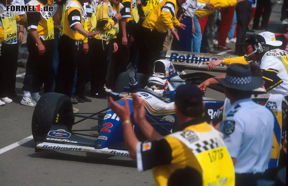 Tatsächlich geht der letzte Saisonsieg 1994 an Nigel Mansell. Für den Champion von 1992 ist es der erste Sieg nach mehr als zwei Jahren, der erste Triumph seit seinem Comeback und auch der letzte Erfolg seiner langen Formel-1-Karriere. Im Kontext des Duells Schumacher/Hill bleibt das allerdings eine Randnotiz. Foto zur News: Tatsächlich geht der letzte Saisonsieg 1994 an Nigel Mansell. Für den Champion von 1992 ist es der erste Sieg nach mehr als zwei Jahren, der erste Triumph seit seinem Comeback und auch der letzte Erfolg seiner langen Formel-1-Karriere. Im Kontext des Duells Schumacher/Hill bleibt das allerdings eine Randnotiz.