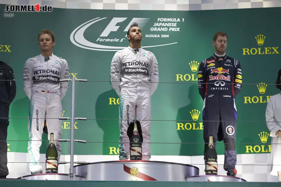 Der Sieg geht so an den späteren Weltmeister Lewis Hamilton. Freude kommt an diesem Tag auf dem Podium allerdings nicht auf. Und auch rückblickend ist es der wohl der Sieg in der Karriere des sechsmaligen Champions, den er am liebsten selbst aus den Geschichtsbüchern streichen würde. Foto zur News: Der Sieg geht so an den späteren Weltmeister Lewis Hamilton. Freude kommt an diesem Tag auf dem Podium allerdings nicht auf. Und auch rückblickend ist es der wohl der Sieg in der Karriere des sechsmaligen Champions, den er am liebsten selbst aus den Geschichtsbüchern streichen würde.