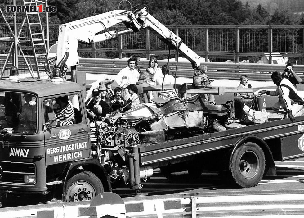 Foto zur News: Nürburgring 1976 - Dieses Rennen geht aus den komplett falschen Gründen in die Formel-1-Geschichte ein. Jeder Fan erinnert sich beim Stichwort &quot;Nordschleife&quot; sofort an den schweren Feuerunfall von Niki Lauda. Das Rennen wird anschließend abgebrochen - allerdings noch einmal gestartet.
