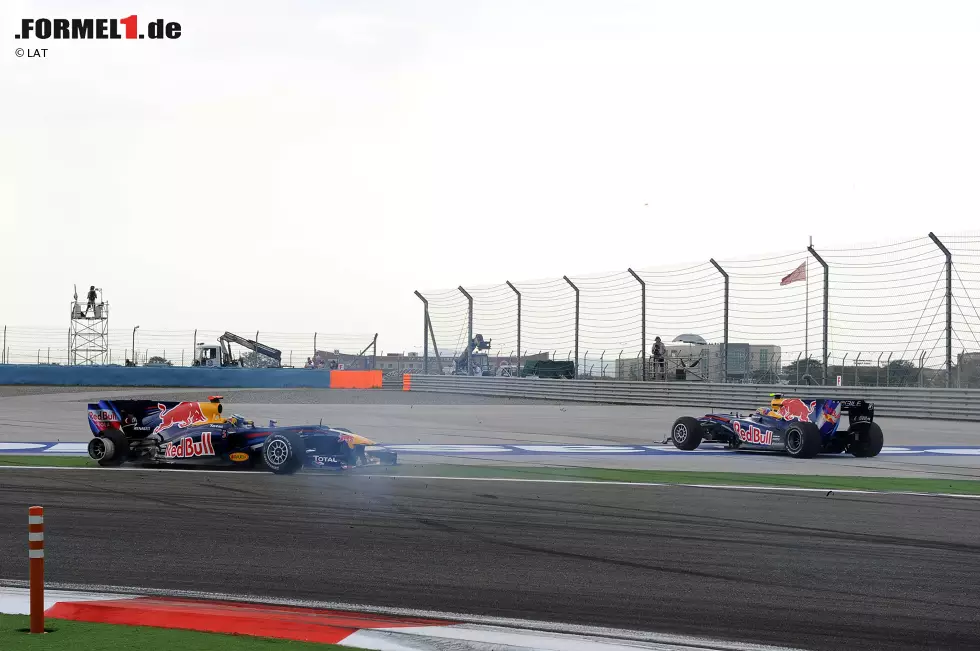 Istanbul 2010 - Ein Sprung in die Neuzeit und zum legendären Crash zwischen Sebastian Vettel und Mark Webber. Die beiden Red-Bull-Piloten kollidieren in der Türkei, als sie auf den Plätzen eins und zwei liegen. Den Doppelsieg schnappt sich stattdessen ein anderes Team - aber welches? Foto zur News: Istanbul 2010 - Ein Sprung in die Neuzeit und zum legendären Crash zwischen Sebastian Vettel und Mark Webber. Die beiden Red-Bull-Piloten kollidieren in der Türkei, als sie auf den Plätzen eins und zwei liegen. Den Doppelsieg schnappt sich stattdessen ein anderes Team - aber welches?