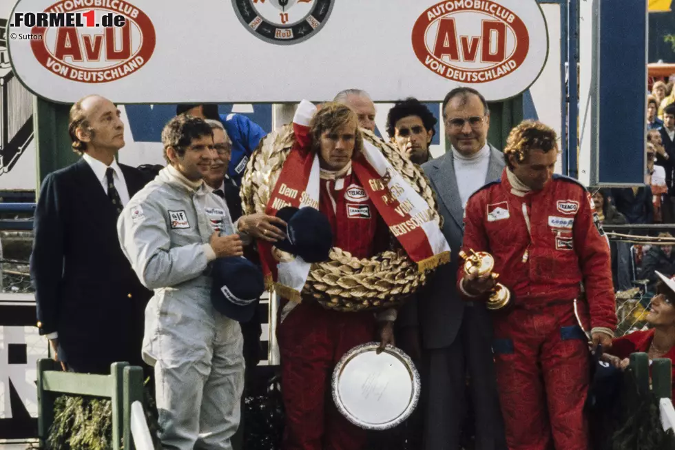 Foto zur News: Auch hier triumphiert am Ende der spätere Weltmeister. Ausgerechnet James Hunt, der den Titel am Saisonende mit einem Punkt Vorsprung vor Lauda gewinnt, feiert seinen dritten von später insgesamt sechs Saisonsiegen. An diesen erinnert sich anschließend aber kaum einer. Im Kopf bleiben andere Bilder.