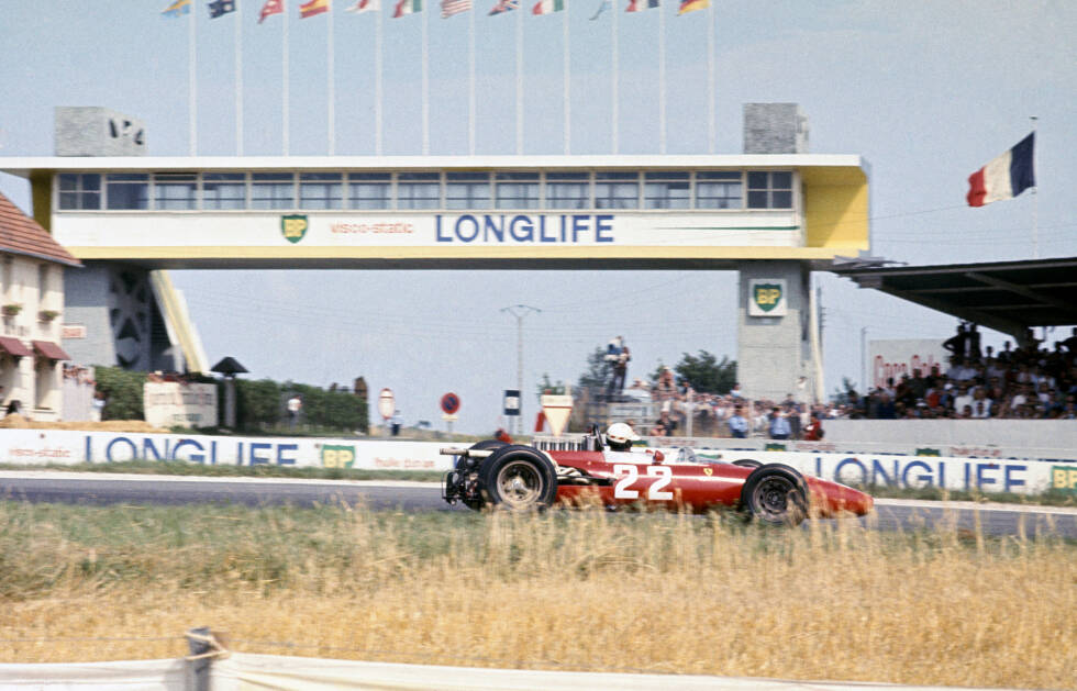 Foto zur News: Mike Parkes (1966-1967): Der Brite hat eine verhältnismäßig gute Bilanz. All seine sechs Formel-1-Starts absolviert er für Ferrari. Dabei holt er sogar zwei zweite Plätze! Zu mehr reicht es auch deshalb nicht, weil ein Unfall seine Formel-1-Karriere 1967 beendet. Zehn Jahre später stirbt er bei einem Unfall im Straßenverkehr.