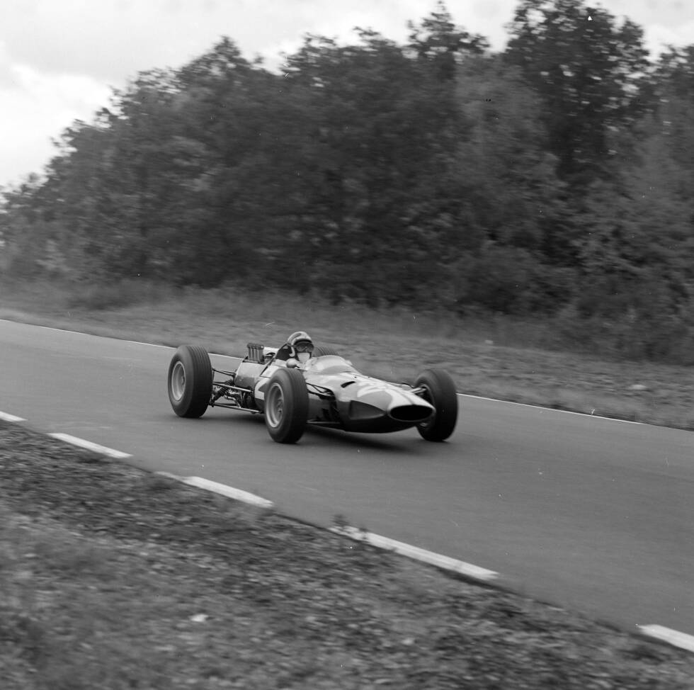 Foto zur News: Bob Bondurant (1965): Seinen einzigen Einsatz für Ferrari - gleichzeitig sein Formel-1-Debüt - absolviert der US-Amerikaner bei seinem Heimrennen in Watkins Glen. Mehr als Platz neun, für den es damals keine Zähler gibt, ist nicht drin. In seiner F1-Karriere schafft er es überhaupt nur einmal in die Punkte. 1966 wird er in Monaco Vierter.