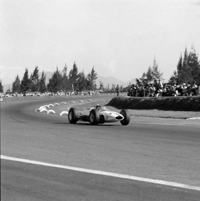 Foto zur News: Pedro Rodriguez (1964-1965, 1969): Sein Ferrari-Debüt gibt der Mexikaner beim Saisonfinale 1964 in Mexiko im legendären blauen NART-Ferrari. Im Laufe seiner Formel-1-Karriere gewinnt er zwar zwei Rennen - aber keines davon für Ferrari. Bei acht Versuchen in drei Saisons schafft er es viermal in die Punkte, steht aber nie auf dem Podium.