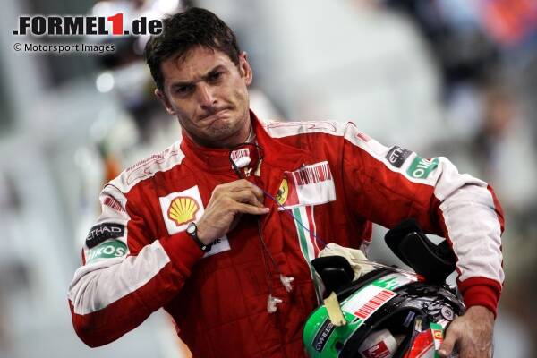Giancarlo Fisichella (2009): Er ist nicht nur der bis heute letzte Italiener im Ferrari-Cockpit. Er ist auch der letzte Pilot, der im Ferrari kein Rennen gewinnen kann. Ende der Saison 2009 springt er fünfmal für den verletzten Felipe Massa ein - und bleibt fünfmal ohne Punkte. Es sind gleichzeitig seine letzten Formel-1-Rennen. Giancarlo Fisichella (2009): Er ist nicht nur der bis heute letzte Italiener im Ferrari-Cockpit. Er ist auch der letzte Pilot, der im Ferrari kein Rennen gewinnen kann. Ende der Saison 2009 springt er fünfmal für den verletzten Felipe Massa ein - und bleibt fünfmal ohne Punkte. Es sind gleichzeitig seine letzten Formel-1-Rennen.