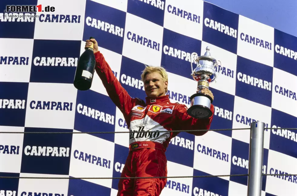 Mika Salo (1999): Der Finne springt damals ebenfalls als Ersatz ein. Für den verletzten Michael Schumacher schafft er es in sechs Rennen zumindest zweimal aufs Podium. Es sind die einzigen beiden Podestplätze seiner Karriere, bei der Ferrari das einzige Topteam ist, für das Salo jemals fährt. Foto zur News: Mika Salo (1999): Der Finne springt damals ebenfalls als Ersatz ein. Für den verletzten Michael Schumacher schafft er es in sechs Rennen zumindest zweimal aufs Podium. Es sind die einzigen beiden Podestplätze seiner Karriere, bei der Ferrari das einzige Topteam ist, für das Salo jemals fährt.