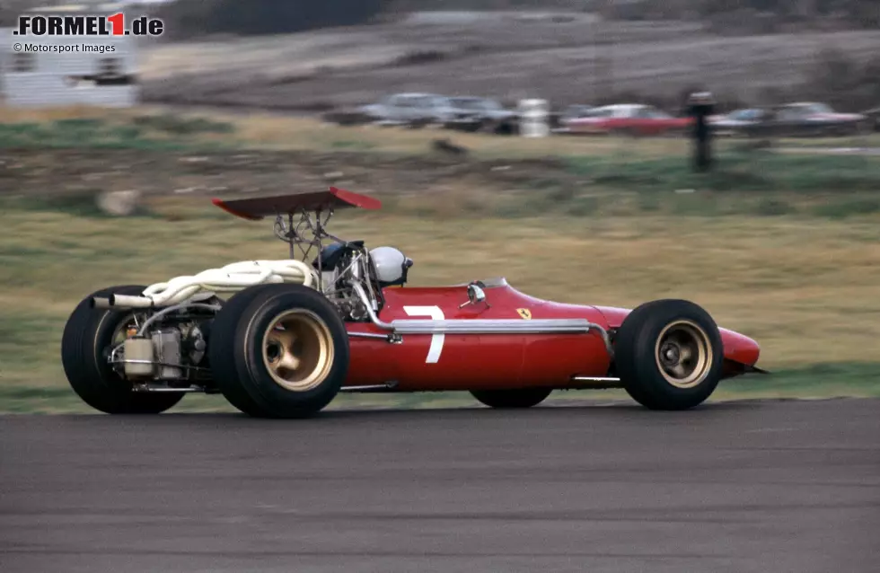 Derek Bell (1968): Mit fünf Siegen beim 24-Stunden-Rennen ist der Brite eine absolute Le-Mans-Legende. In der Formel 1 wird er dagegen nie glücklich. Bei seinen zwei Einsätzen für Ferrari - gleichzeitig seine ersten Formel-1-Rennen - fällt er jeweils aus, und insgesamt holt er in der Königsklasse auch später nur einen einzigen Punkt. Foto zur News: Derek Bell (1968): Mit fünf Siegen beim 24-Stunden-Rennen ist der Brite eine absolute Le-Mans-Legende. In der Formel 1 wird er dagegen nie glücklich. Bei seinen zwei Einsätzen für Ferrari - gleichzeitig seine ersten Formel-1-Rennen - fällt er jeweils aus, und insgesamt holt er in der Königsklasse auch später nur einen einzigen Punkt.