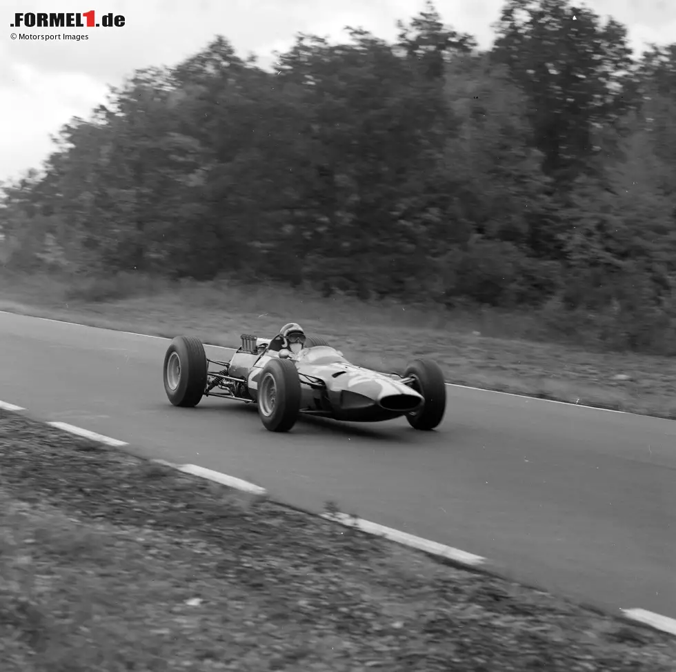 Bob Bondurant (1965): Seinen einzigen Einsatz für Ferrari - gleichzeitig sein Formel-1-Debüt - absolviert der US-Amerikaner bei seinem Heimrennen in Watkins Glen. Mehr als Platz neun, für den es damals keine Zähler gibt, ist nicht drin. In seiner F1-Karriere schafft er es überhaupt nur einmal in die Punkte. 1966 wird er in Monaco Vierter. Foto zur News: Bob Bondurant (1965): Seinen einzigen Einsatz für Ferrari - gleichzeitig sein Formel-1-Debüt - absolviert der US-Amerikaner bei seinem Heimrennen in Watkins Glen. Mehr als Platz neun, für den es damals keine Zähler gibt, ist nicht drin. In seiner F1-Karriere schafft er es überhaupt nur einmal in die Punkte. 1966 wird er in Monaco Vierter.