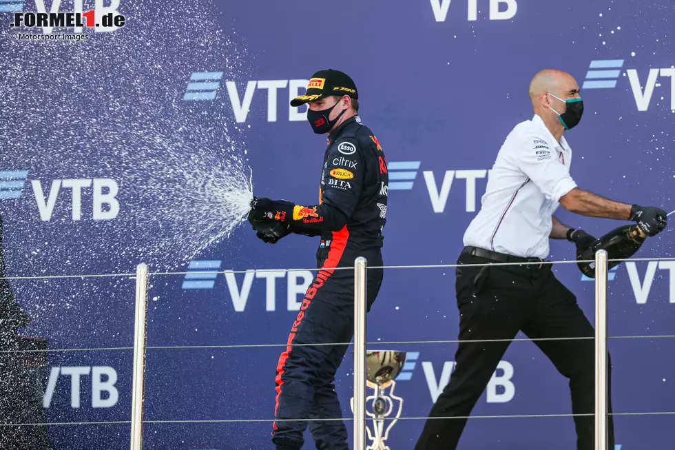 Max Verstappen (2): Eigentlich eine 1, nachdem er im Qualifying und im Rennen jeweils einen Mercedes geschlagen hat. Einen Abzug gibt es von uns allerdings für den Start, als er völlig ohne Not durch die Auslaufzone gefahren ist. Da hat er nicht nur eine Position verloren, es hätte mit etwas Pech auch ähnlich wie bei Sainz enden können .. Foto zur News: Max Verstappen (2): Eigentlich eine 1, nachdem er im Qualifying und im Rennen jeweils einen Mercedes geschlagen hat. Einen Abzug gibt es von uns allerdings für den Start, als er völlig ohne Not durch die Auslaufzone gefahren ist. Da hat er nicht nur eine Position verloren, es hätte mit etwas Pech auch ähnlich wie bei Sainz enden können ..