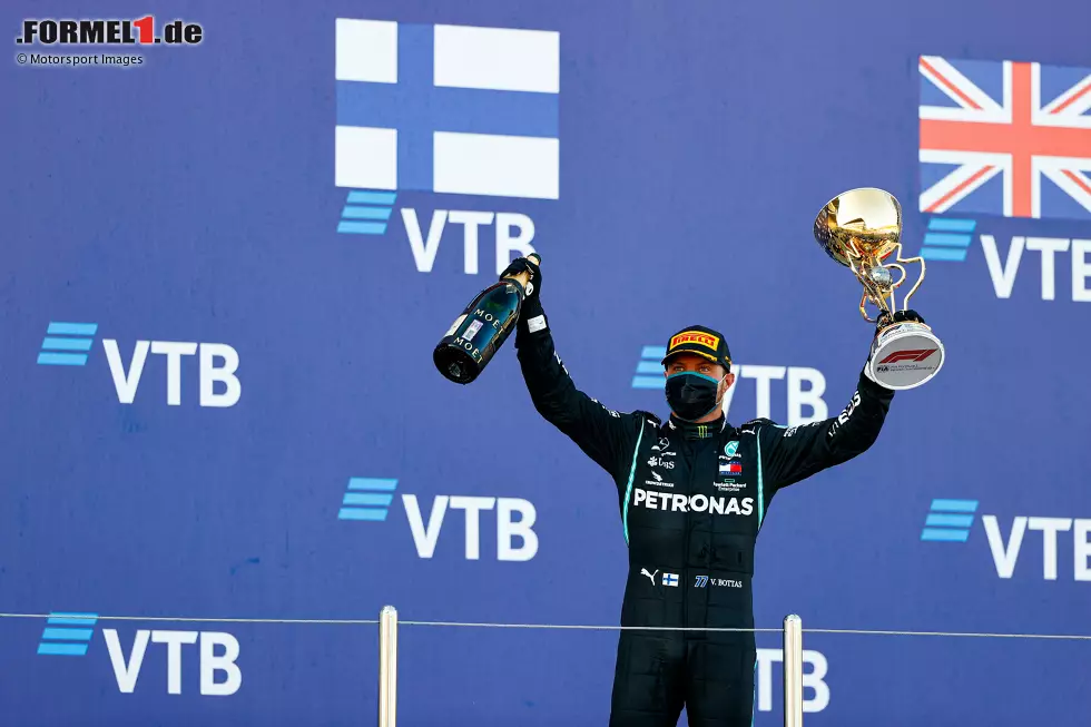 Foto zur News: Valtteri Bottas (2): Das Qualifying war mit P3 nichts. Fast 0,7 Sekunden hinter Hamilton und sogar langsamer als Verstappen im Red Bull. Im Rennen dann von der Strafe gegen den Teamkollegen profitiert. Ob er ohne die auch gewonnen hätte? Wissen wir nicht. Hat das Rennen jedenfalls gut gemanagt, dafür gibt&#039;s eine solide 2.