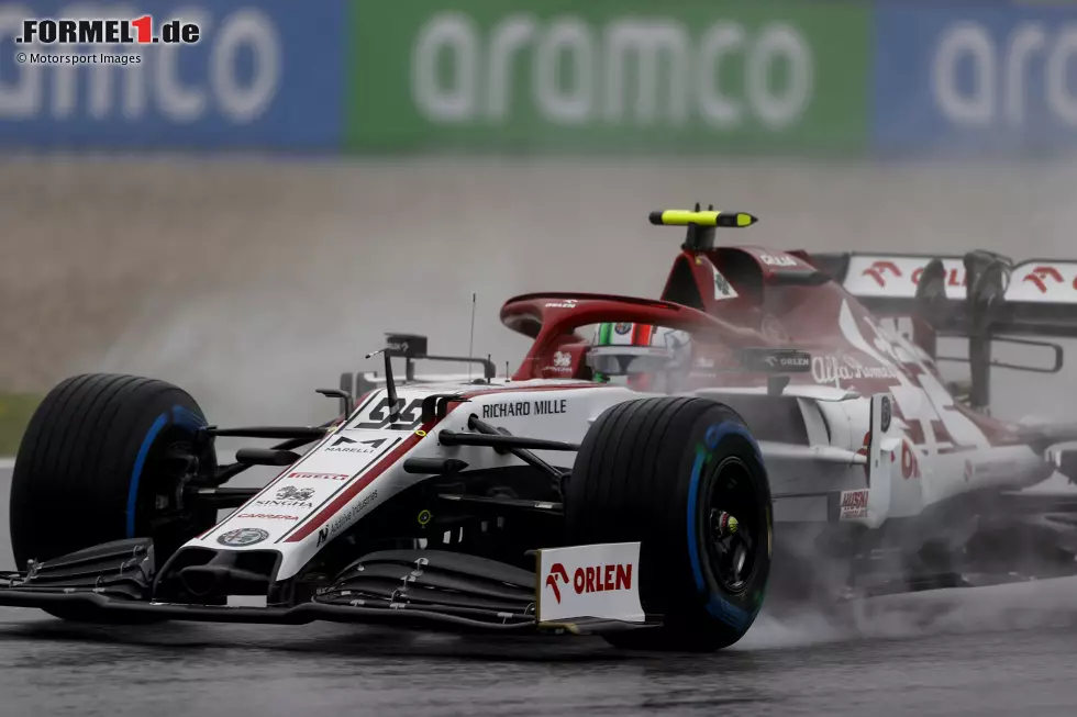 Foto zur News: Antonio Giovinazzi (5): Sein Wochenende war mit dem Fehler im Qualifying faktisch gelaufen. Von Startplatz 19 aus ging im Rennen nichts mehr. Doppelt bitter: Die von ihm ausgelöste rote Flagge versaute auch dem Teamkollegen die Runde in Q1. Das Glück aus der Vorwoche (P9) hatte er dieses Mal nicht.