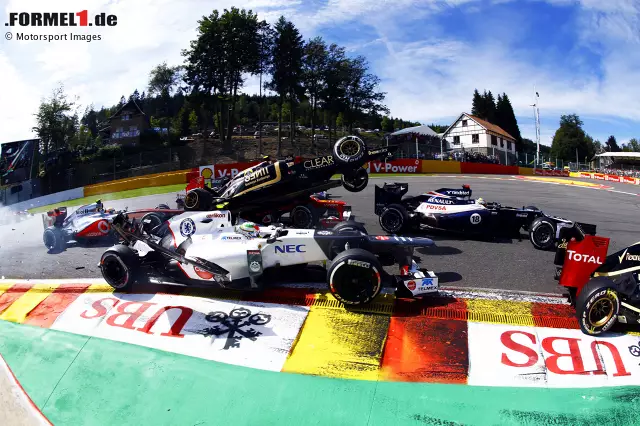 Foto zur News: Belgien 2012: "Das Rennen sticht hervor, da ich den schweren Unfall von Romain Grosjean aus einem anderen Blickwinkel einfangen konnte. Ich stand nicht mehr als einen Meter von ihm entfernt, als er über Fernando Alonso hinwegflog. Als ich mich umdrehte, stellte ich fest, dass alle Fotografen bis auf einen verschwunden waren."