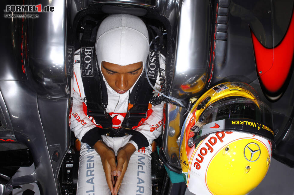 Foto zur News: Japan 2010: &quot;Diese Aufnahme von Lewis Hamilton wurde in der McLaren-Garage während der Qualifikation gemacht. Kurz vor dem Start setzte heftiger Regen ein und alle mussten warten. Lewis saß geduldig in seinem Auto und behielt die ganze Zeit über eine Aura der totalen Konzentration bei. Er sah fast Zen-artig aus.&quot;