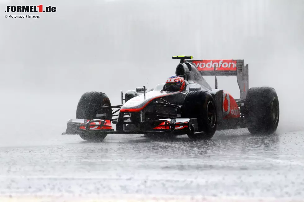 Foto zur News: Kanada 2011: &quot;Ich glaube, die beiden Male, die ich bei meiner Arbeit am nassesten war, waren 1984 in Monaco und 2011 in Kanada. Jenson Button kam vom hinteren Ende des Feldes, um einen brillanten Sieg zu erringen. Das Foto wurde in der letzten Kurve geschossen, als die Strecke am nassesten war, kurz bevor das Rennen unterbrochen wurde.&quot;