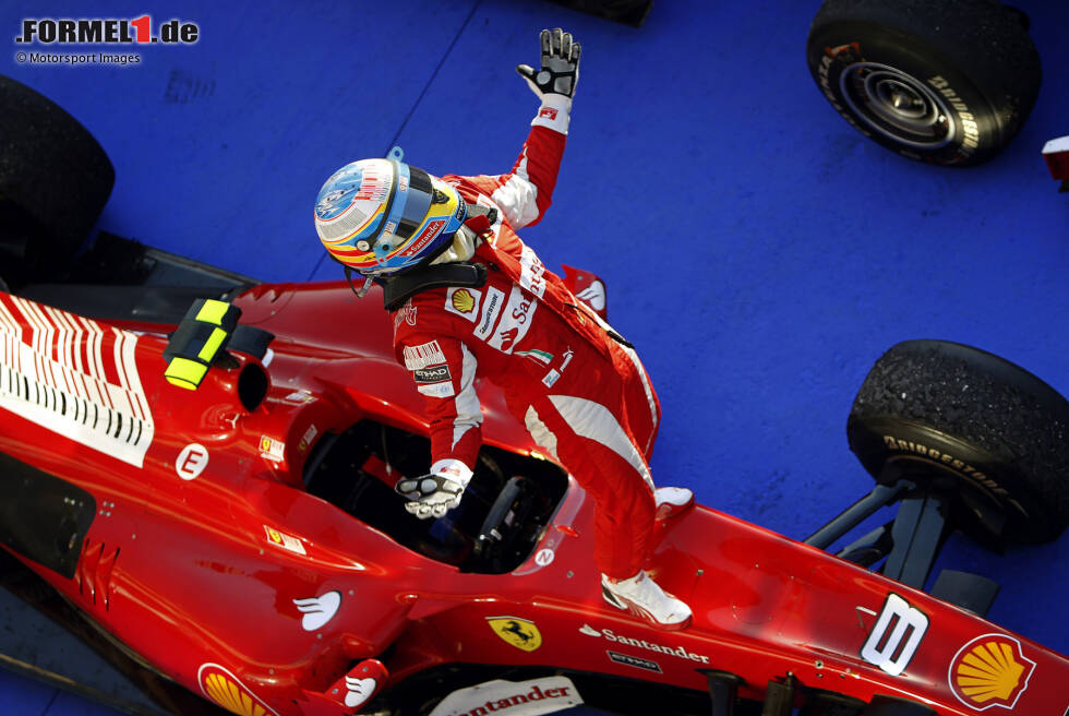 Foto zur News: Bahrain 2010: &quot;Fernando Alonso versprach, wenn er ein Rennen gewinnen würde, das mit großem Stil zu feiern, und er ließ die Fotografen nie im Stich. Als er 2010 seinen ersten Ferrari-Sieg feierte, hatte ich das Glück, auf einem Dach direkt über ihm zu sein. Fernando sieht aus, als würde er der Christus-Erlöser-Statue nacheifern.&quot;