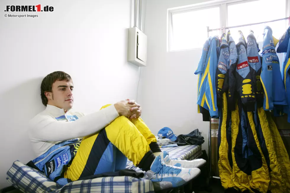 Brasilien 2006: "Beim Saisonfinale in Sao Paula ging Fernando Alonso mit guten Chancen auf den Titel an den Start. Diese Aufnahme entstand, bevor er am Renntag zu seiner zweiten Weltmeisterschaft aufbrach, und zeigt ihn in tiefer Konzentration. Die Fähigkeit, Dinge wie nervige Fotografen auszublenden, verbindet viele großartige Fahrer." Foto zur News: Brasilien 2006: "Beim Saisonfinale in Sao Paula ging Fernando Alonso mit guten Chancen auf den Titel an den Start. Diese Aufnahme entstand, bevor er am Renntag zu seiner zweiten Weltmeisterschaft aufbrach, und zeigt ihn in tiefer Konzentration. Die Fähigkeit, Dinge wie nervige Fotografen auszublenden, verbindet viele großartige Fahrer."