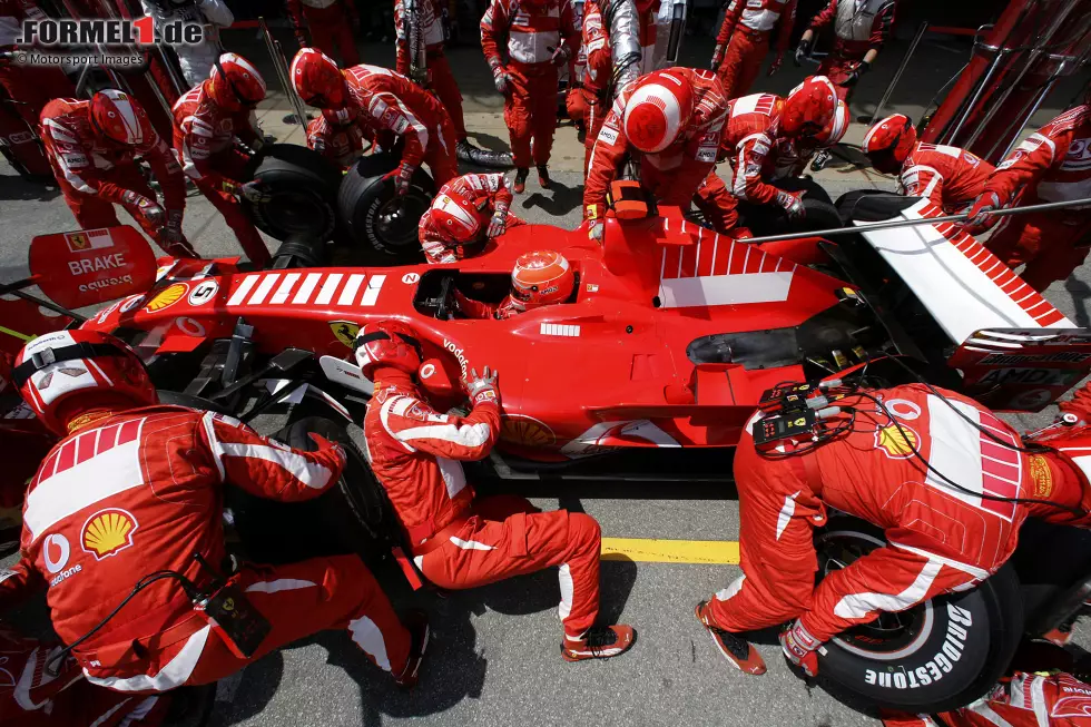Spanien 2006: "Ich liebe diese Boxenstopp-Aufnahme von Michael Schumacher, die während des Grands Prix von Spanien 2006 gemacht wurde. Es bedurfte einer Menge Verhandlungen, um sie überhaupt machen zu dürfen. Dank einer ferngesteuerten Kamera sieht es aus, als wäre sie zwischen der Boxencrew stehend aufgenommen worden." Foto zur News: Spanien 2006: "Ich liebe diese Boxenstopp-Aufnahme von Michael Schumacher, die während des Grands Prix von Spanien 2006 gemacht wurde. Es bedurfte einer Menge Verhandlungen, um sie überhaupt machen zu dürfen. Dank einer ferngesteuerten Kamera sieht es aus, als wäre sie zwischen der Boxencrew stehend aufgenommen worden."