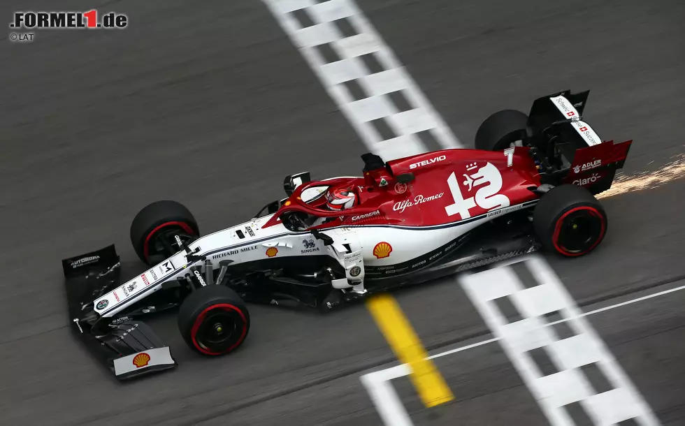 Foto zur News: Nur vier Teams beendeten 2019 mit einem Plus: Das zarteste davon durfte Alfa Romeo, das ehemalige Sauber-Team, verzeichnen. Trotz der Deutschland-Disqualifikation holte der Schweizer Rennstall mit Kimi Räikkönen und Antonio Giovinazzi neun Zähler mehr (57:48).