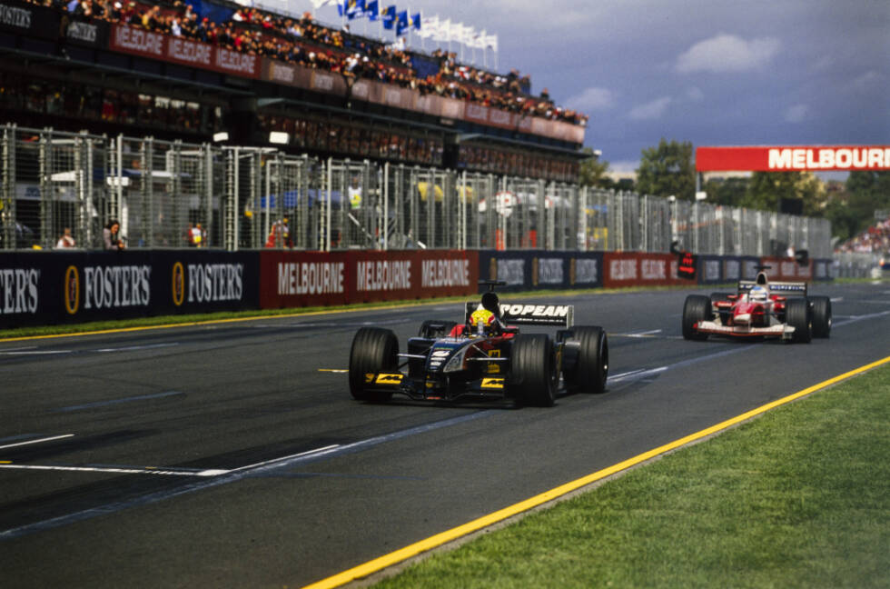 Foto zur News: #9 Toyota TF102 (2002): Ähnlich wie McLaren 2015 leistet auch Toyota für seine Verhältnisse viel zu wenig. Die Japaner steigen 2002 mit großen Ambitionen ein. Ein komplettes Jahr testet man auf insgesamt elf Formel-1-Strecken, um bestmöglich vorbereitet zu sein. Doch schon im ersten Rennen landet man hinter Minardi und verliert das Duell.