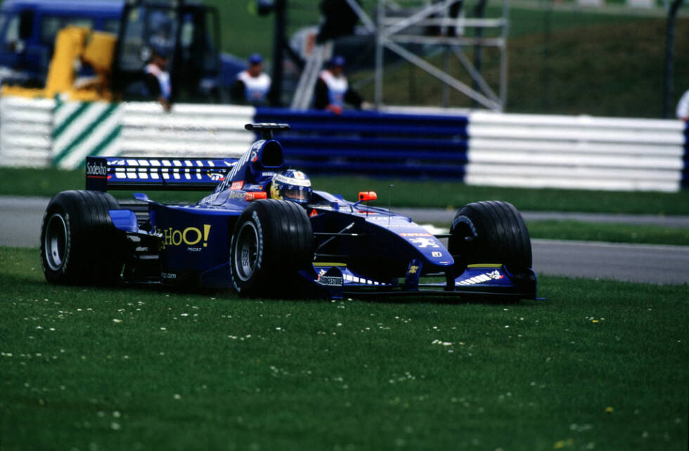 Foto zur News: Nur zehnmal in der gesamten Saison kommt einer der blauen Boliden ins Ziel - stolze 24 Ausfälle stehen dem gegenüber. Da ist es kein Wunder, dass der Rennstall von Ex-Weltmeister Alain Prost mit null Punkten Letzter wird. Der Karriere von Nick Heidfeld hat das Jahr aber trotzdem nicht geschadet: Er kommt 2001 bei Sauber unter.