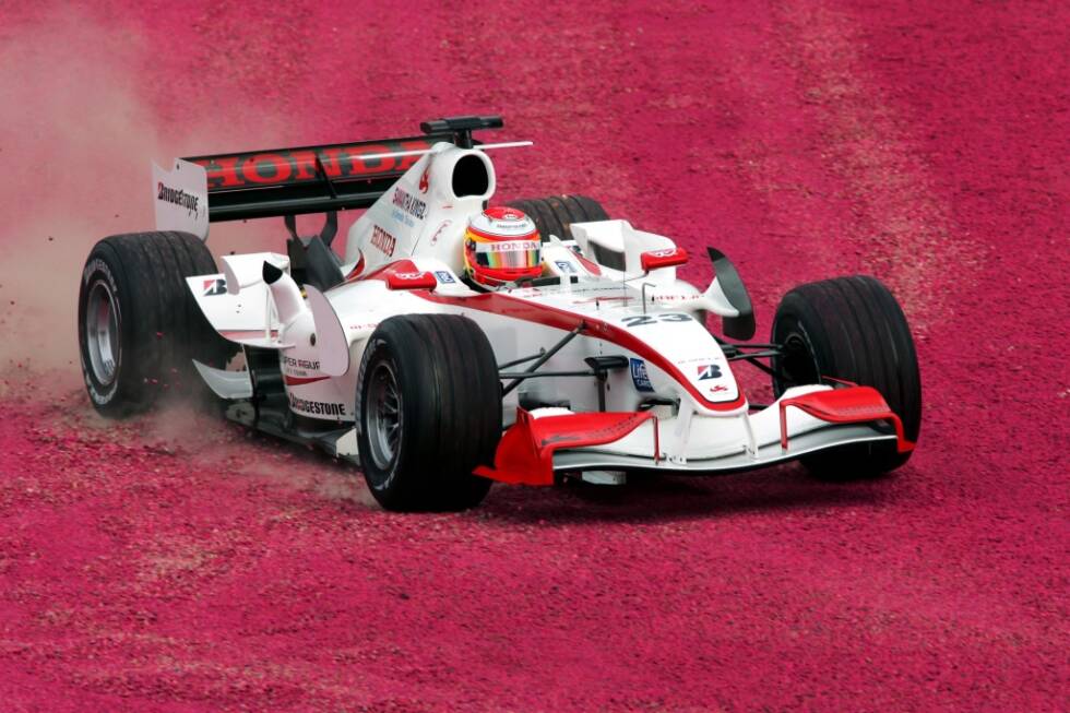 Foto zur News: Im ersten Qualifying in Bahrain fehlen Takuma Sato fünf Sekunden, Teamkollege Yuji Ide sogar fast acht - dennoch dürfen beide am Rennen teilnehmen. Erst für den Deutschland-Grand-Prix kommt ein komplett neues Fahrzeug und das Uralt-Auto kann eingemottet werden.