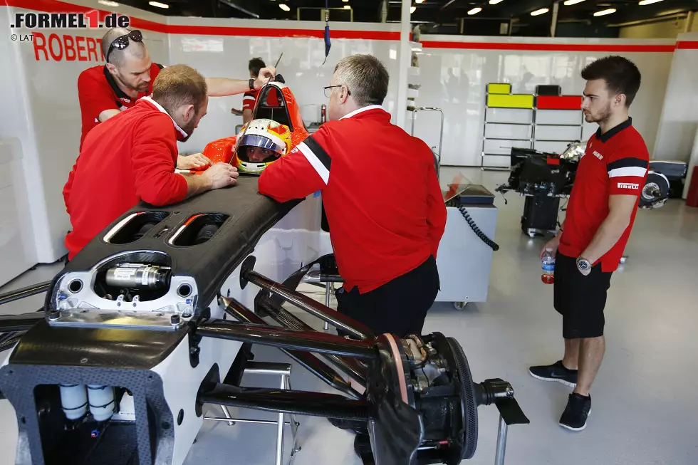Ohne Tests kommt man nach Australien und schafft die Qualifikation nicht, weil jegliche Software gelöscht wurde und man gar nicht erst fahren kann. Auch in Malaysia fährt Will Stevens keine Zeit, Teamkollege Roberto Merhi 7,4 Sekunden zu langsam. Keine Chance! Für beide Fahrer bleibt die Saison die einzige in der Formel 1. Foto zur News: Ohne Tests kommt man nach Australien und schafft die Qualifikation nicht, weil jegliche Software gelöscht wurde und man gar nicht erst fahren kann. Auch in Malaysia fährt Will Stevens keine Zeit, Teamkollege Roberto Merhi 7,4 Sekunden zu langsam. Keine Chance! Für beide Fahrer bleibt die Saison die einzige in der Formel 1.