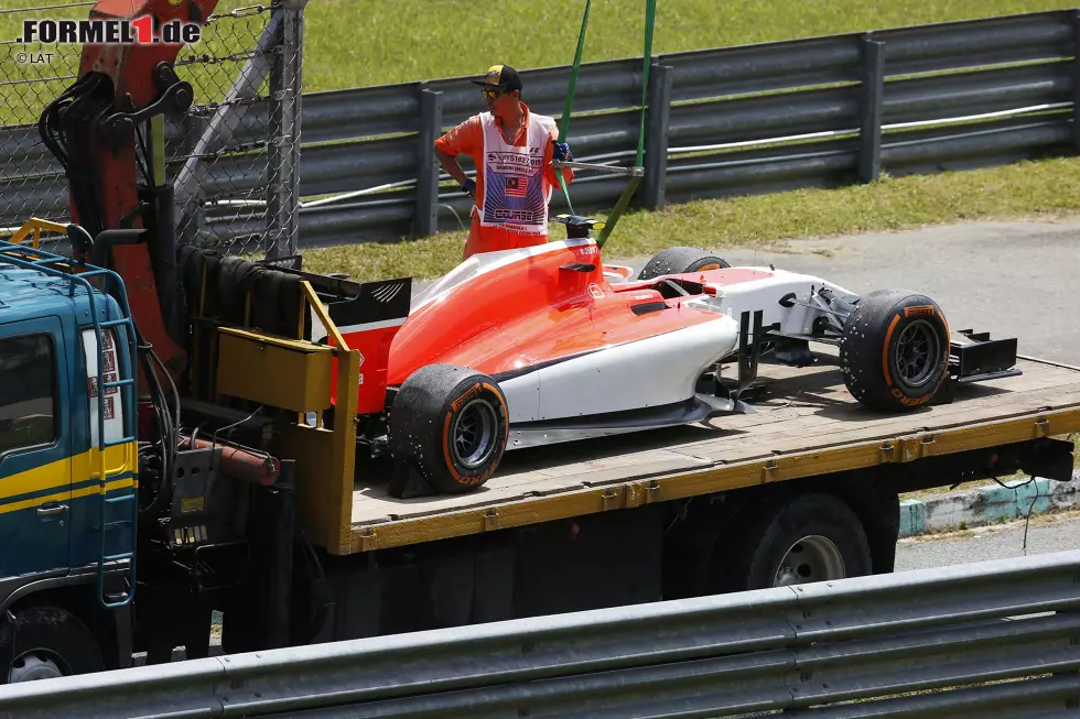 #1 Marussia MR03B (2015): Im letzten Moment vor der Pleite gerettet, geht Marussia im Grunde ohne Chance in die neue Saison. Weil die Rettung so spät passiert, gibt es kein neues Auto und der Vorjahresmodell muss rustikal an die neuen Vorgaben angepasst werden, weil man nicht mit dem 2014er-Chassis fahren darf. Foto zur News: #1 Marussia MR03B (2015): Im letzten Moment vor der Pleite gerettet, geht Marussia im Grunde ohne Chance in die neue Saison. Weil die Rettung so spät passiert, gibt es kein neues Auto und der Vorjahresmodell muss rustikal an die neuen Vorgaben angepasst werden, weil man nicht mit dem 2014er-Chassis fahren darf.