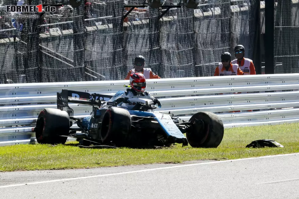 Teilweise fehlen George Russell und Robert Kubica zwei Sekunden auf den Vorletzten, sodass die Fahrer auch im Rennen keine Chance auf einen fairen Kampf haben. Vor allem das umjubelte Comeback von Kubica wird zum Desaster: Der Pole schimpft zunehmend über das Auto und beendet sein Abenteuer nach nur einer Saison wieder. Foto zur News: Teilweise fehlen George Russell und Robert Kubica zwei Sekunden auf den Vorletzten, sodass die Fahrer auch im Rennen keine Chance auf einen fairen Kampf haben. Vor allem das umjubelte Comeback von Kubica wird zum Desaster: Der Pole schimpft zunehmend über das Auto und beendet sein Abenteuer nach nur einer Saison wieder.