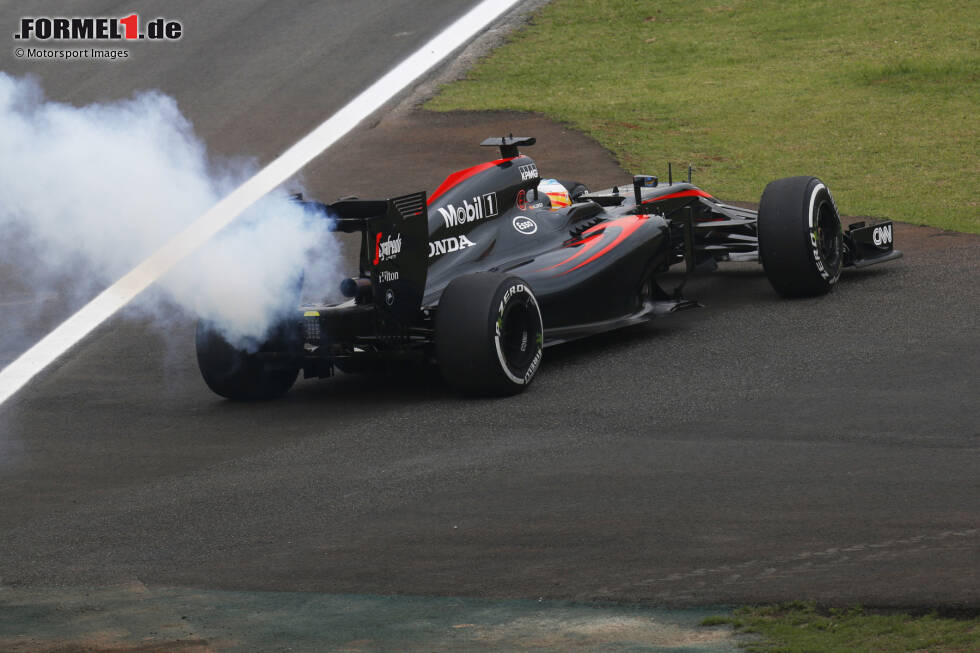Foto zur News: In Australien qualifizieren sich die beiden McLaren ganz hinten, Alonso-Ersatz Magnussen kann gar nicht erst starten. In den ersten fünf Rennen bleibt man komplett ohne Punkte - schuld soll der Motor sein. Weil man sich im Laufe des Jahres fängt, bleibt ein Platz in unseren Top 10 erspart. Für so einen Aufwand trotzdem peinlich!