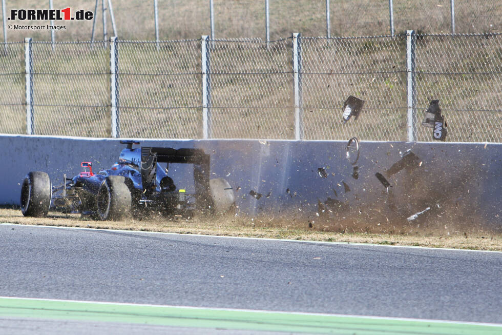 #11 McLaren MP4-30 (2015): Wir starten diesmal mit einer kleinen "Dishonourable Mention". Mit großen Hoffnungen starten McLaren und Honda in eine neue Ära und wollen an erfolgreiche Zeiten mit Senna und Prost anknüpfen. Doch schon der Einstieg ist holprig: Schlimme Zuverlässigkeit und ein mysteriöser Alonso-Crash lassen Böses erahnen. #11 McLaren MP4-30 (2015): Wir starten diesmal mit einer kleinen "Dishonourable Mention". Mit großen Hoffnungen starten McLaren und Honda in eine neue Ära und wollen an erfolgreiche Zeiten mit Senna und Prost anknüpfen. Doch schon der Einstieg ist holprig: Schlimme Zuverlässigkeit und ein mysteriöser Alonso-Crash lassen Böses erahnen.