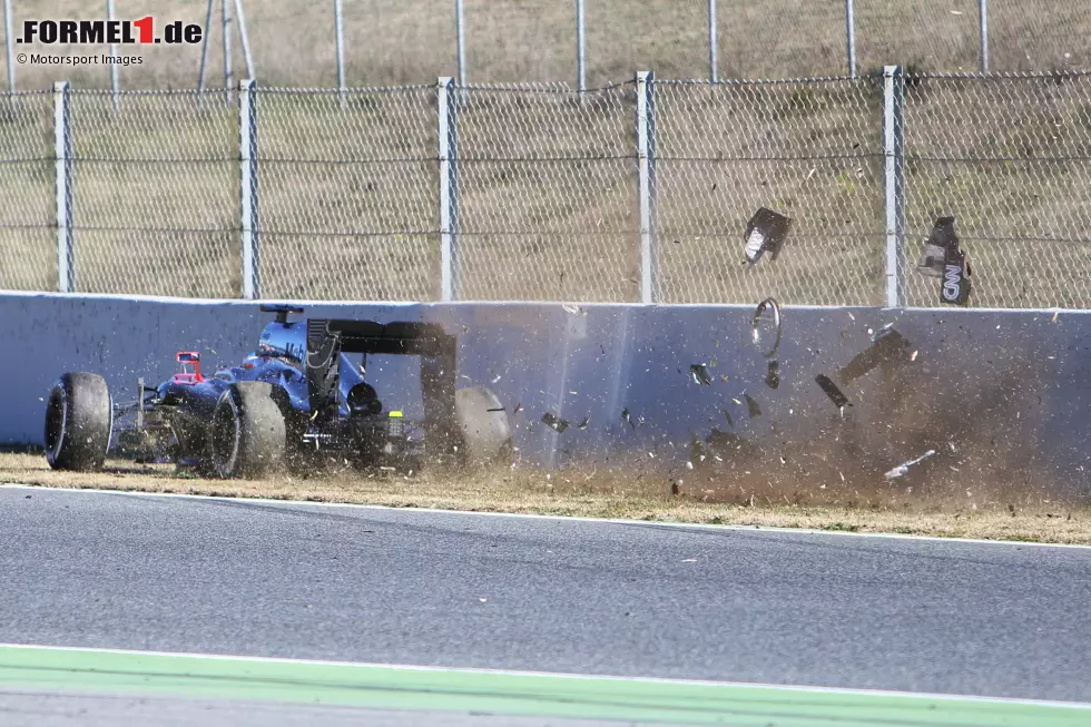 Foto zur News: #11 McLaren MP4-30 (2015): Wir starten diesmal mit einer kleinen &quot;Dishonourable Mention&quot;. Mit großen Hoffnungen starten McLaren und Honda in eine neue Ära und wollen an erfolgreiche Zeiten mit Senna und Prost anknüpfen. Doch schon der Einstieg ist holprig: Schlimme Zuverlässigkeit und ein mysteriöser Alonso-Crash lassen Böses erahnen.