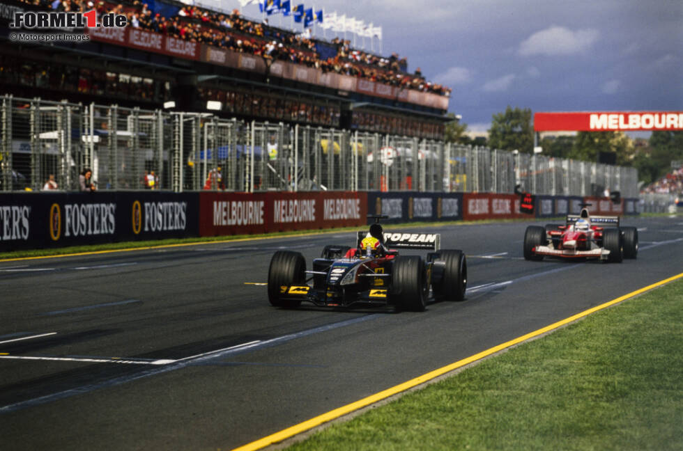Foto zur News: #9 Toyota TF102 (2002): Ähnlich wie McLaren 2015 leistet auch Toyota für seine Verhältnisse viel zu wenig. Die Japaner steigen 2002 mit großen Ambitionen ein. Ein komplettes Jahr testet man auf insgesamt elf Formel-1-Strecken, um bestmöglich vorbereitet zu sein. Doch schon im ersten Rennen landet man hinter Minardi und verliert das Duell.