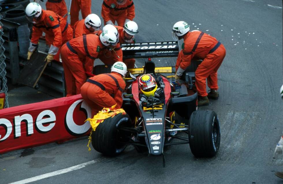 Foto zur News: Es soll sein Höhepunkt für Minardi bleiben. Dreimal qualifiziert er sich nicht für das Rennen, einmal zieht Minardi wegen Problemen mit dem Heckflügel das Team zurück. Der Rennstall nimmt Yoong zwischenzeitlich sogar komplett aus dem Auto, damit er sich intensiv auf die Schlussphase vorbereiten kann - erfolglos.