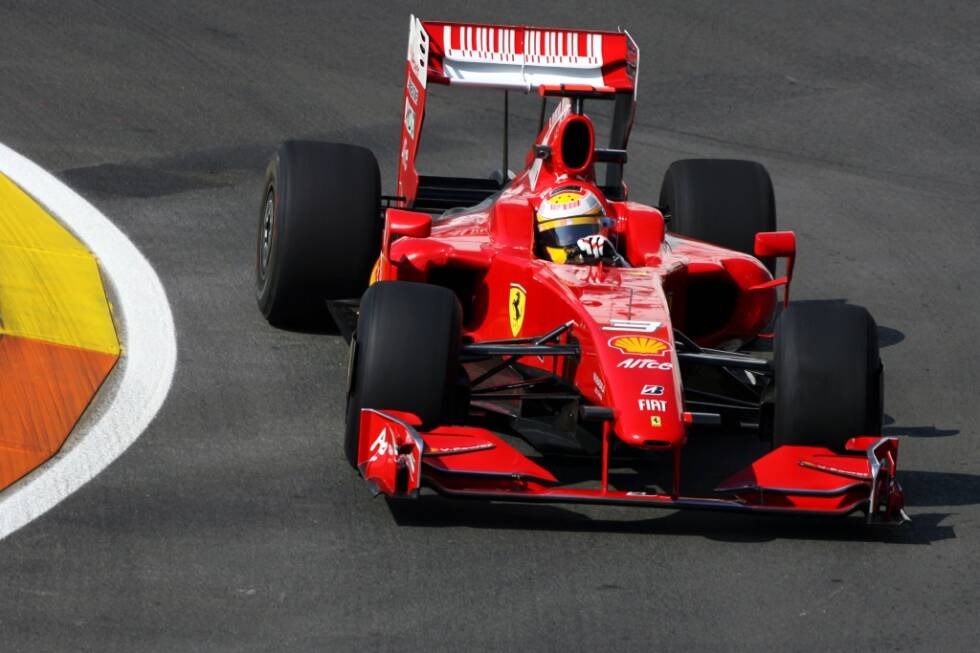 Foto zur News: Als Ersatz für den verletzten Felipe Massa hofft die Formel-1-Welt auf ein Comeback von Michael Schumacher, doch der kann nach einem Motorradsturz nicht. Badoer übernimmt und blamiert sich in Valencia und Spa-Francorchamps mit letzten Plätzen. Ferrari zieht die Reißleine und verpflichtet Giancarlo Fisichella.