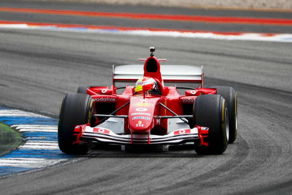 Foto zur News: Moment #1: Das wohl aufregendste Rennen des Jahres war ohne Zweifel der Grand Prix von Deutschland. Das Rennen bot an sich so viele Momente, dass es insgesamt auf Platz 1 landen musste. Angefangen hat das Wochenende emotional: Mick Schumacher drehte Demorunden in Michaels Ferrari F2004.