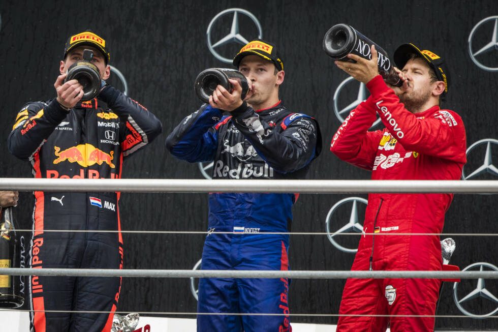 Foto zur News: ... standen am Ende auch auf dem Podium: Max Verstappen jubelte über Sieg #2 nach Spielberg, Daniil Kwjat über sein insgesamt drittes Formel-1-Podest und Sebastian Vettel über eine sensationelle Aufholjagd vor Heimpublikum. Eine späte Genugtuung nach dem Ausfall 2018.