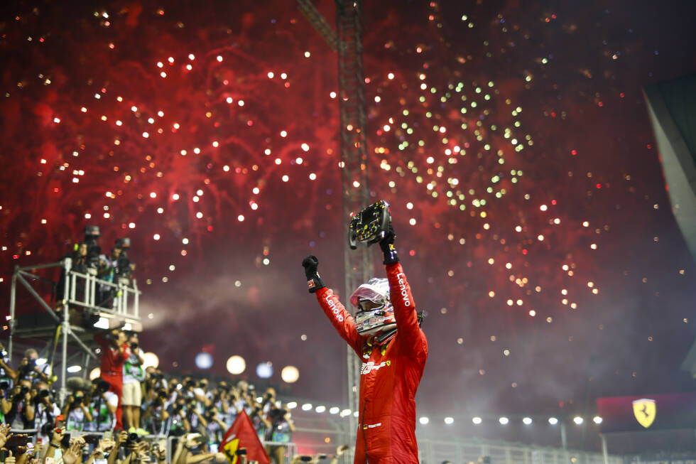 Foto zur News: Moment #6: Endlich! Sebastian Vettel wirkte in Singapur sichtlich erleichtert. Nach einer langen Durststrecke von 22 Rennen schaffte er wieder einen Sieg in der Formel 1. Und das auf einer Strecke, auf der Ferrari zuvor nicht als Favorit galt. Der Deutsche zeigte es seinen Kritikern ...