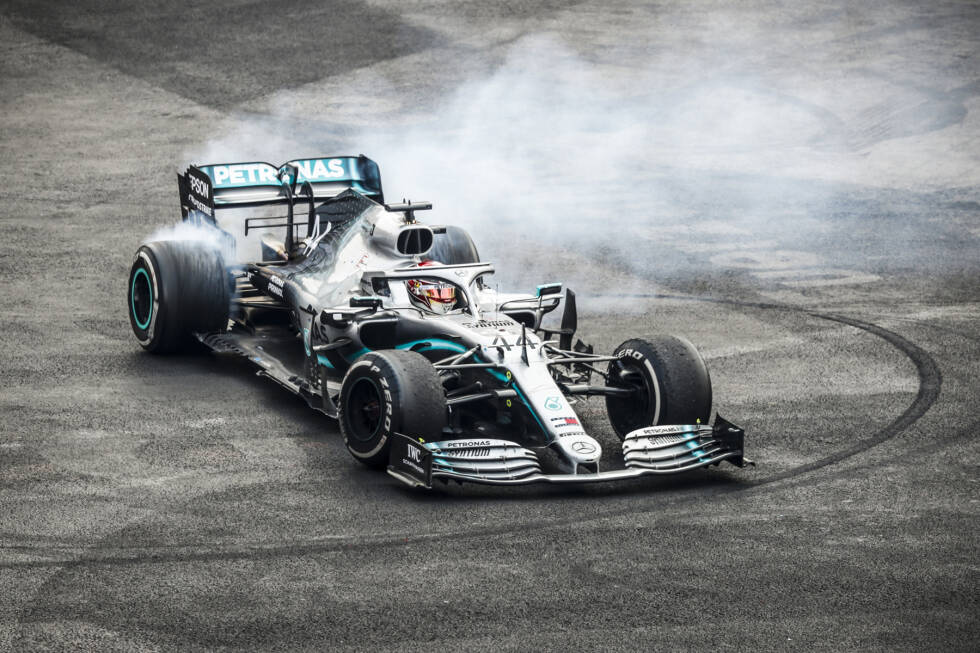 Foto zur News: Moment #3: Ansonsten leistete sich Lewis Hamilton 2019 kaum Fehler. Der Brite beeindruckte einmal mehr mit seiner Konstanz. Er fuhr jede einzelne Rennrunde, kam 21 Mal in den Top 10 ins Ziel und gewann elf Grands Prix. Mit 413 Punkten stellte er einen neuen persönlichen Rekord auf.