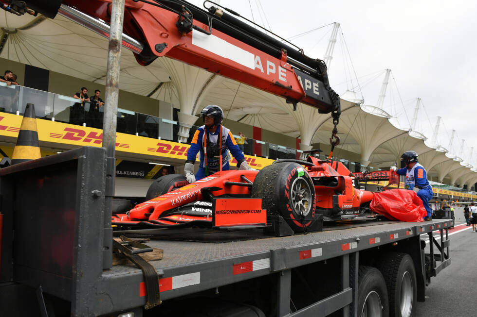Foto zur News: Moment #8: Ging Sebastian Vettel zu Saisonbeginn noch als erklärte Nummer 1 bei Ferrari ins Rennen, verschob sich die Dynamik innerhalb des Teams unterm Jahr. Dank Leclercs guter Leistungen baute sich zusehends mehr Spannung zwischen den Teamkollegen auf, die sich im Brasilien-Crash entlud.