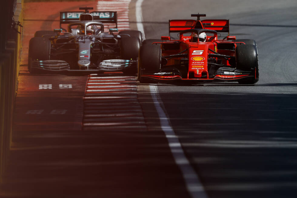 Foto zur News: Moment #9: Ärger gab es für Sebastian Vettel auch in Kanada. Der Deutsche kämpfte um seinen ersten Saisonsieg gegen Lewis Hamilton. Als ihm jedoch in Kurve 3 ein Fahrfehler unterlief, sah die Rennleitung darin ein Vergehen. Der Ferrari habe Hamilton beim Zurückfahren auf die Strecke zu wenig Platz gelassen.