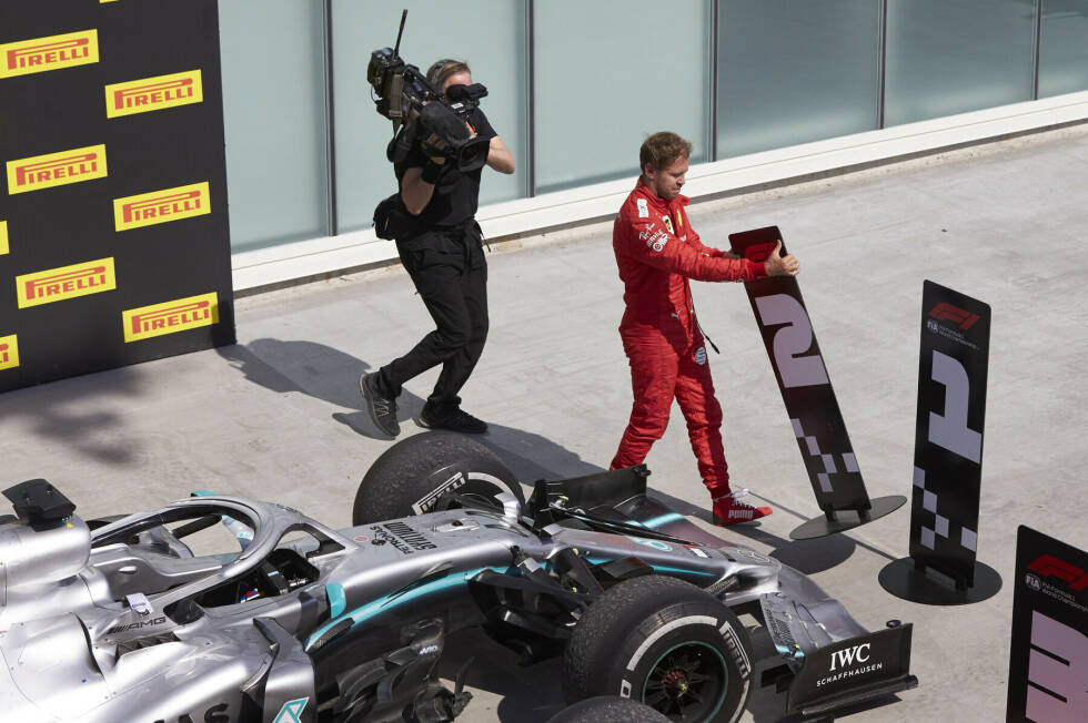 Foto zur News: Zwar fuhr Vettel als Erster über die Ziellinie, Hamilton erbte den Sieg jedoch aufgrund einer Zeitstrafe für den Deutschen. Das wollte der Ferrari-Pilot nicht auf sich sitzen lassen. Sichtlich uneinsichtig vertauschte er daraufhin im Parc ferme die Positionsschilder. Die 25 Punkte waren dennoch weg.