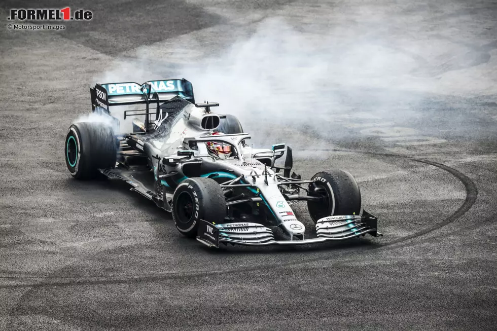Moment #3: Ansonsten leistete sich Lewis Hamilton 2019 kaum Fehler. Der Brite beeindruckte einmal mehr mit seiner Konstanz. Er fuhr jede einzelne Rennrunde, kam 21 Mal in den Top 10 ins Ziel und gewann elf Grands Prix. Mit 413 Punkten stellte er einen neuen persönlichen Rekord auf. Foto zur News: Moment #3: Ansonsten leistete sich Lewis Hamilton 2019 kaum Fehler. Der Brite beeindruckte einmal mehr mit seiner Konstanz. Er fuhr jede einzelne Rennrunde, kam 21 Mal in den Top 10 ins Ziel und gewann elf Grands Prix. Mit 413 Punkten stellte er einen neuen persönlichen Rekord auf.