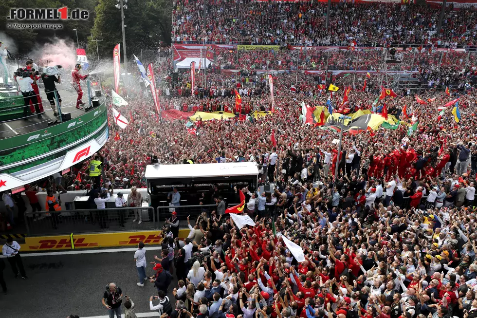 Moment #4: Die tobenden Fanmassen in Monza feierten 2019 noch ausgelassener als sonst. Denn ein Ferrari-Pilot gewann zum ersten Mal seit 2010 das Rennen. Charles Leclerc setzte sich in einem harten Kampf gegen Hamilton durch und sicherte sich vor den Augen der Tifosi den emotionalen Triumph. Foto zur News: Moment #4: Die tobenden Fanmassen in Monza feierten 2019 noch ausgelassener als sonst. Denn ein Ferrari-Pilot gewann zum ersten Mal seit 2010 das Rennen. Charles Leclerc setzte sich in einem harten Kampf gegen Hamilton durch und sicherte sich vor den Augen der Tifosi den emotionalen Triumph.
