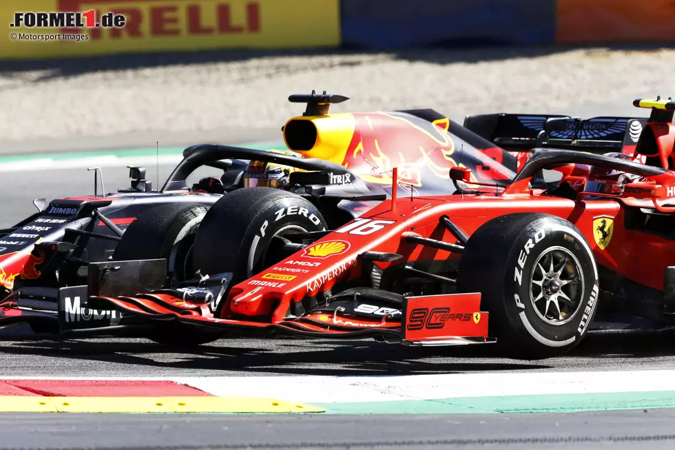 ... der Niederländer griff den Ferrari wenige Runden vor Rennende in Kurve drei an. Diesmal ging das Manöver gut, allerdings untersuchten die FIA-Kommissare die Szene stundenlang. Am Ende die Entwarnung: Verstappen durfte den ersten Honda-Sieg mit Red Bull behalten und Leclerc musste weiter auf den ersten Triumph warten. Foto zur News: ... der Niederländer griff den Ferrari wenige Runden vor Rennende in Kurve drei an. Diesmal ging das Manöver gut, allerdings untersuchten die FIA-Kommissare die Szene stundenlang. Am Ende die Entwarnung: Verstappen durfte den ersten Honda-Sieg mit Red Bull behalten und Leclerc musste weiter auf den ersten Triumph warten.
