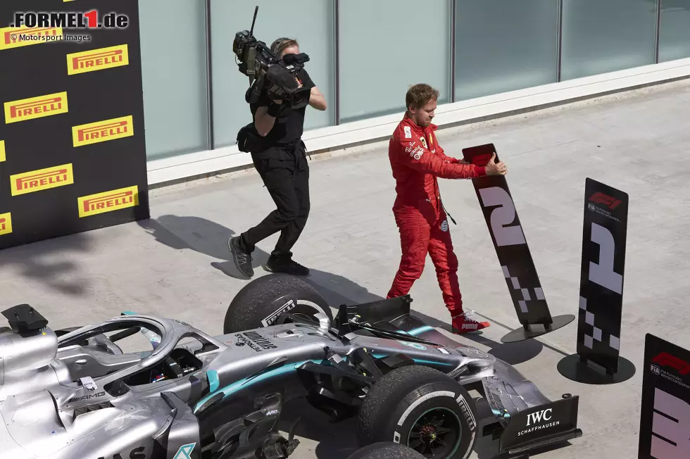 Zwar fuhr Vettel als Erster über die Ziellinie, Hamilton erbte den Sieg jedoch aufgrund einer Zeitstrafe für den Deutschen. Das wollte der Ferrari-Pilot nicht auf sich sitzen lassen. Sichtlich uneinsichtig vertauschte er daraufhin im Parc ferme die Positionsschilder. Die 25 Punkte waren dennoch weg. Foto zur News: Zwar fuhr Vettel als Erster über die Ziellinie, Hamilton erbte den Sieg jedoch aufgrund einer Zeitstrafe für den Deutschen. Das wollte der Ferrari-Pilot nicht auf sich sitzen lassen. Sichtlich uneinsichtig vertauschte er daraufhin im Parc ferme die Positionsschilder. Die 25 Punkte waren dennoch weg.